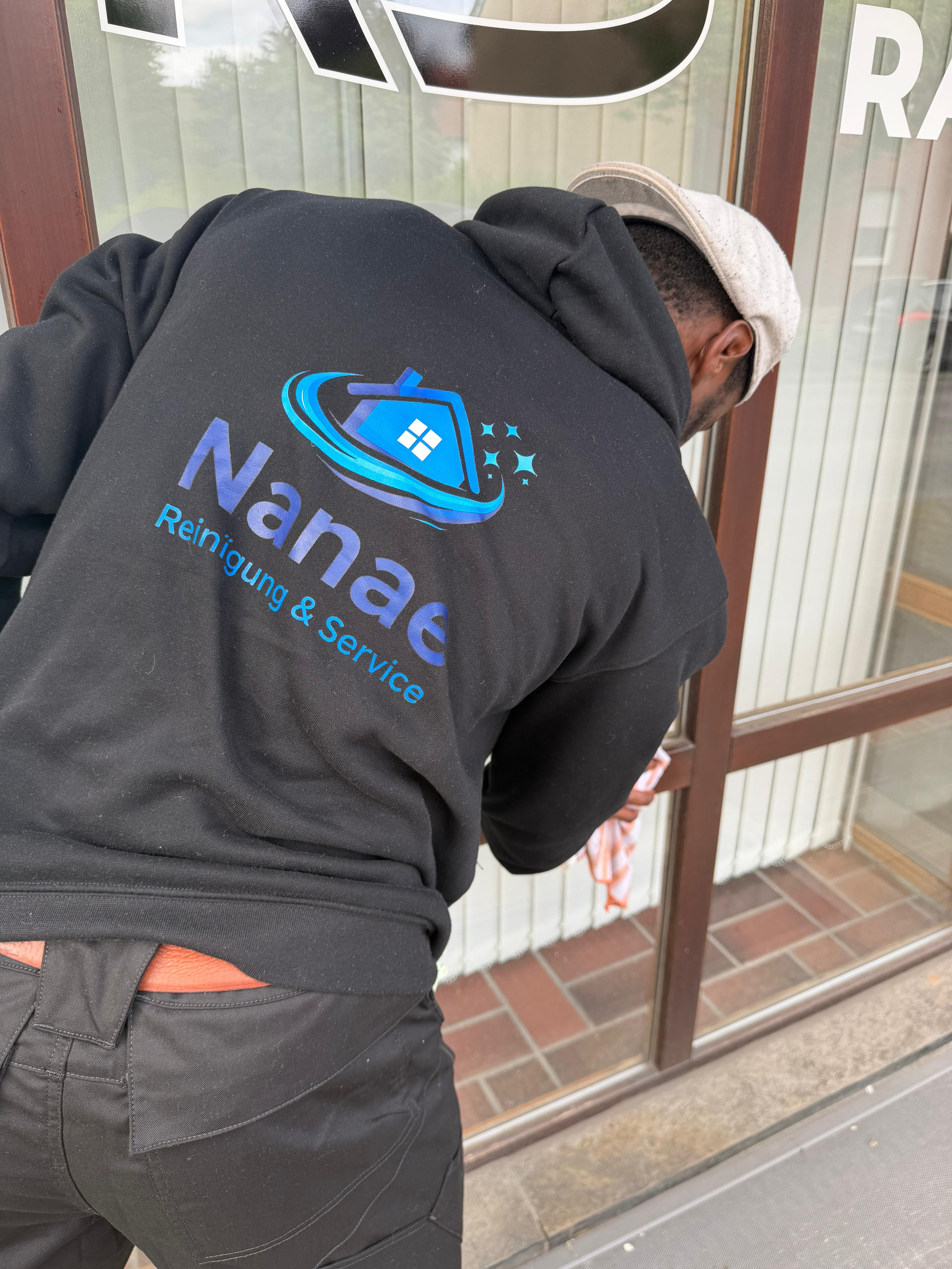 Nanae bei der Fensterreinigung – Blick auf die Straße